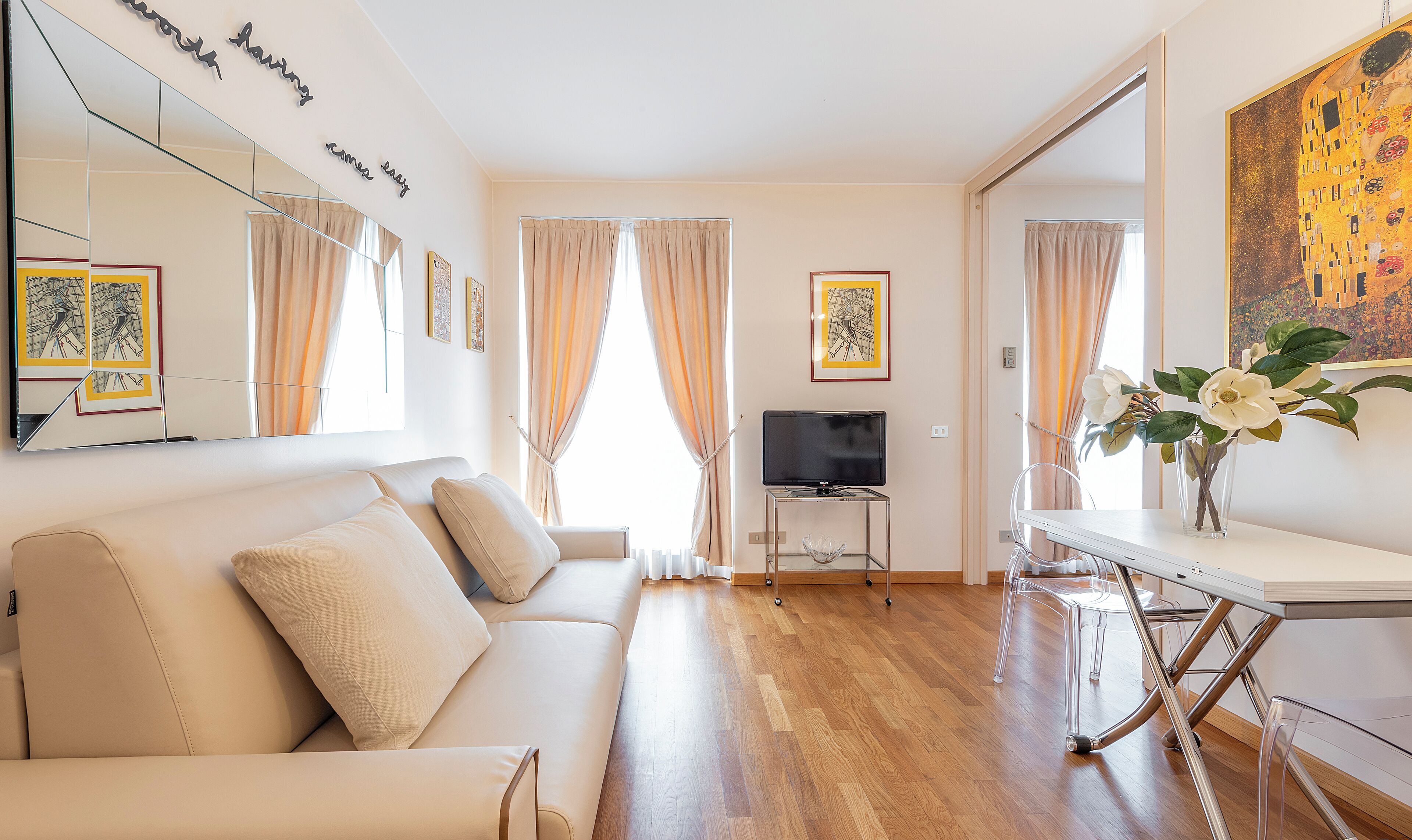 Suite Toscanini 5 | Living area | 40-inch LCD TV with satellite channels, TV