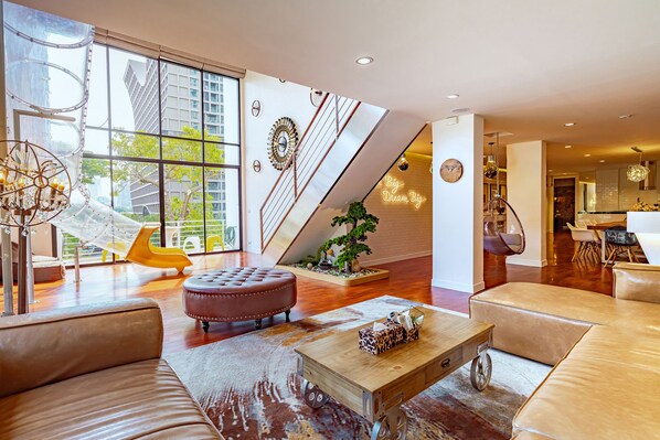 Embassy Suite Six Bedroom Duplex | Living area | 42-inch LCD TV with satellite channels