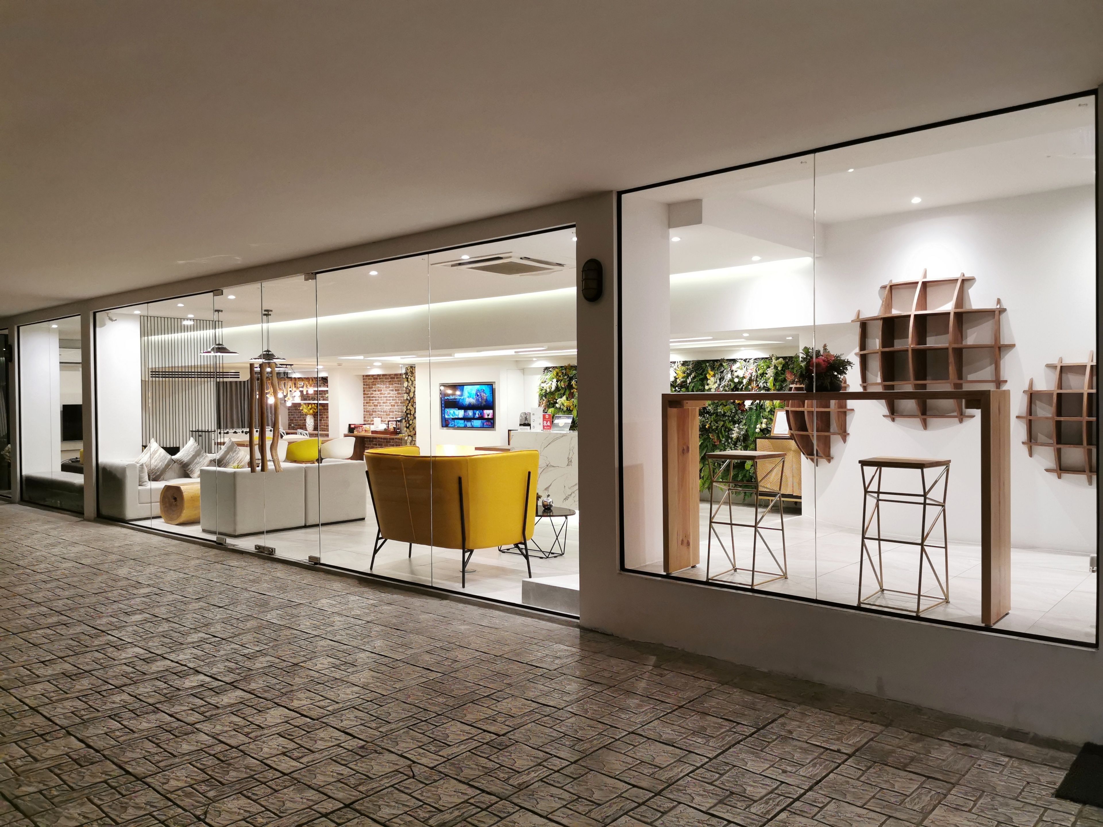 Un interior moderno con una zona de estar, un televisor y una pared decorativa.
