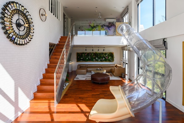Embassy Suite Six Bedroom Duplex | Living area | 42-inch LCD TV with satellite channels