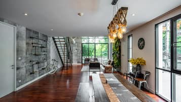 Premium Duplex, 3 Bedrooms | Living area