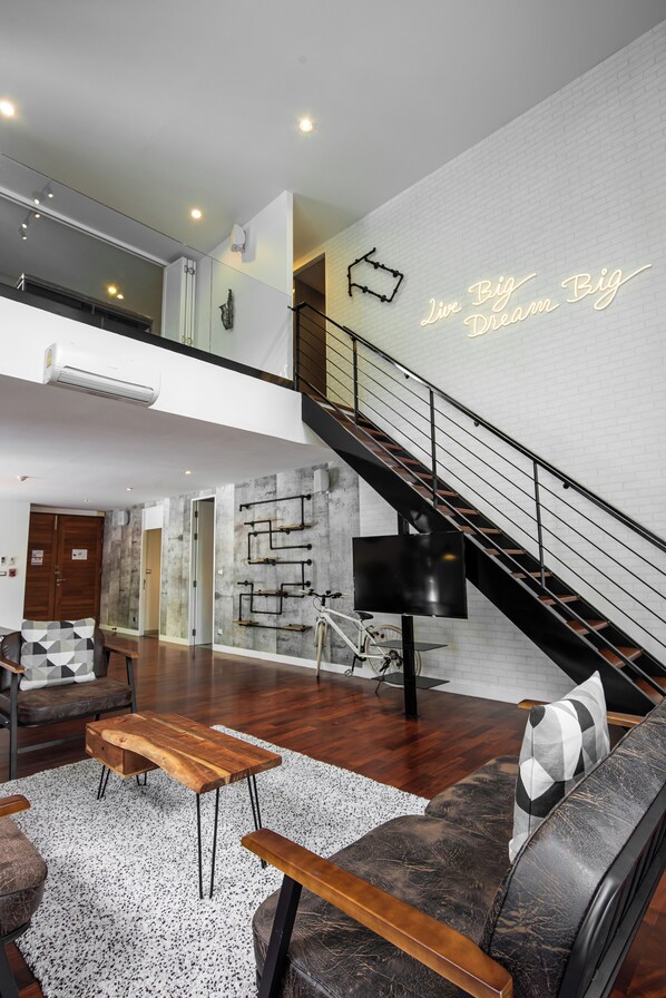 Premium Duplex, 3 Bedrooms | Living area