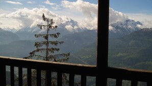 A mountain view with a tree in the foreground and a wooden railing. - Hotel Ristoro Vagneur (Saint-Nicolas)