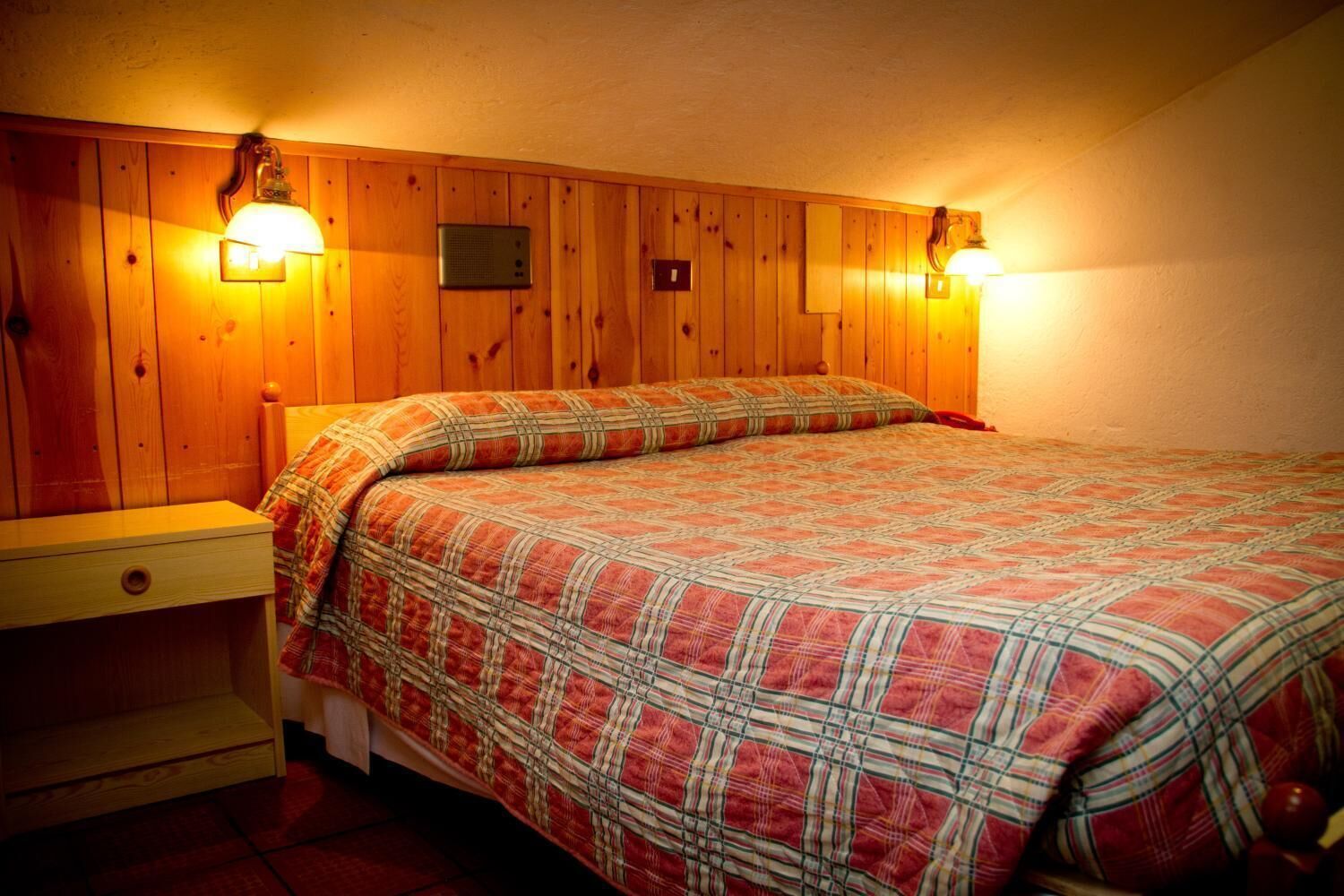 Con arredamento individuale, una scrivania, Wi-Fi gratuito, lenzuola