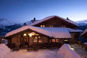 Facciata della struttura - sera/notte