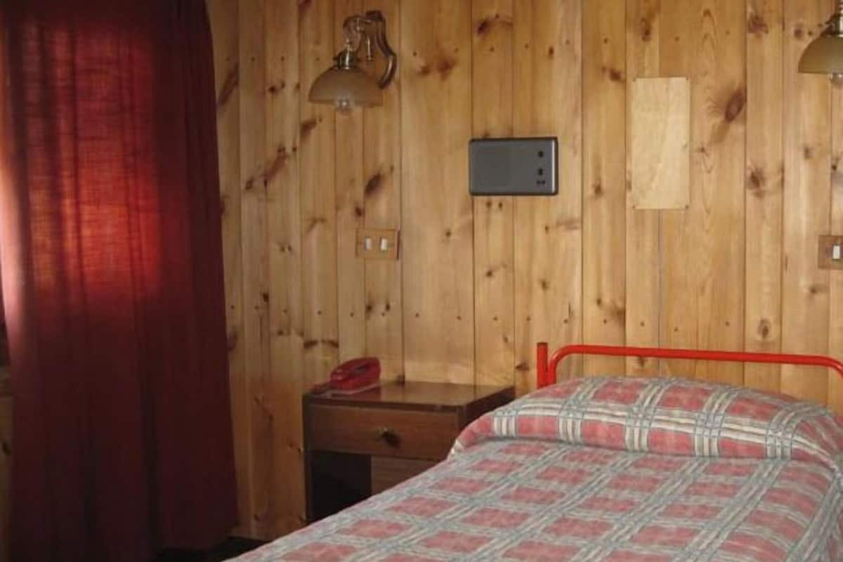 double room single use | individually furnished, desk, free wifi, bed sheets