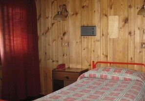 Double Room Single Use | Individually furnished, desk, free WiFi, bed sheets