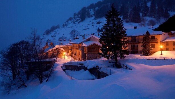 A snow-covered mountain lodge with multiple buildings, a staircase leading to the upper levels, and a snow-covered landscape. - Hotel Ristoro Vagneur (Saint-Nicolas)