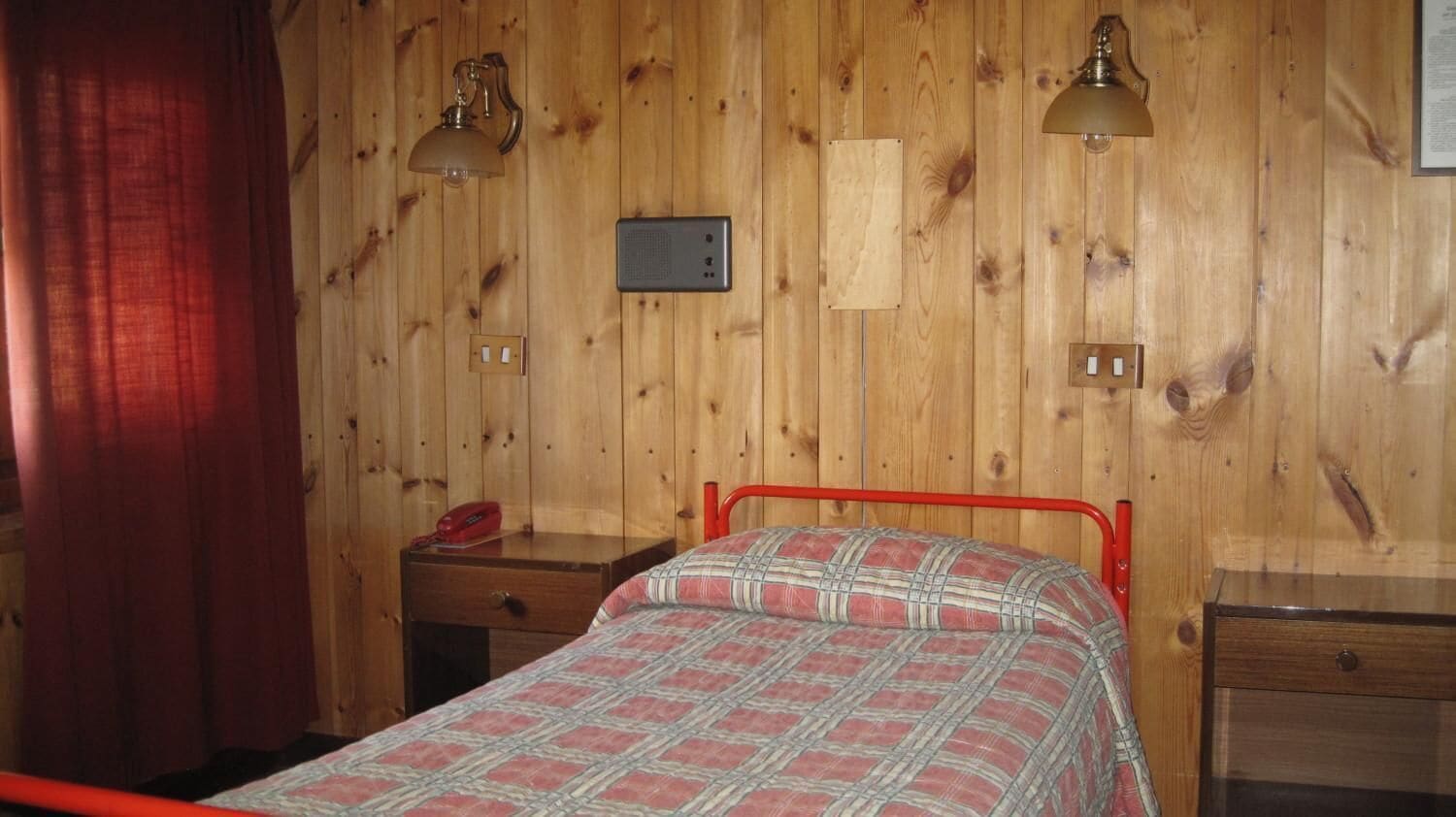 double room single use | individually furnished, desk, free wifi, bed sheets