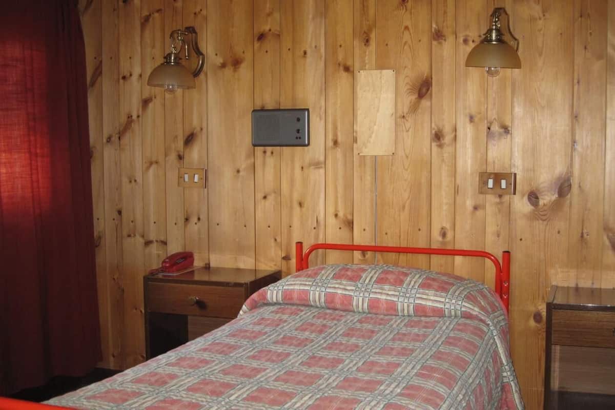 double room single use | individually furnished, desk, free wifi, bed sheets