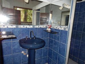 Double Room with 1 Double Bed Blue Room | Bathroom | Combined shower/tub, towels