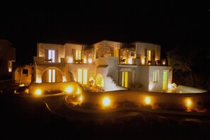 Front of property - evening/night - Golden Sun Hotel (Naxos)