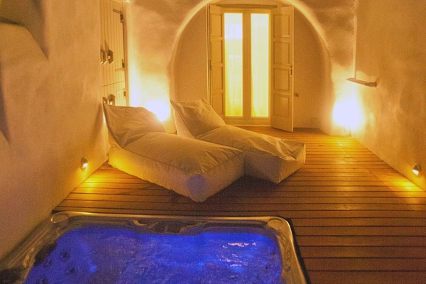 Honeymoon Studio Suite, Hot Tub | Minibar, desk, soundproofing, iron/ironing board