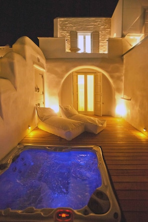 Estudi en suite nupcial, banyera d'hidromassatge | 1 dormitori, minibar, escriptori i habitacions insonoritzades