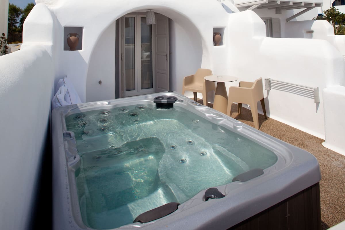 Honeymoon Studio Suite, Hot Tub | 1 bedroom, minibar, desk, soundproofing