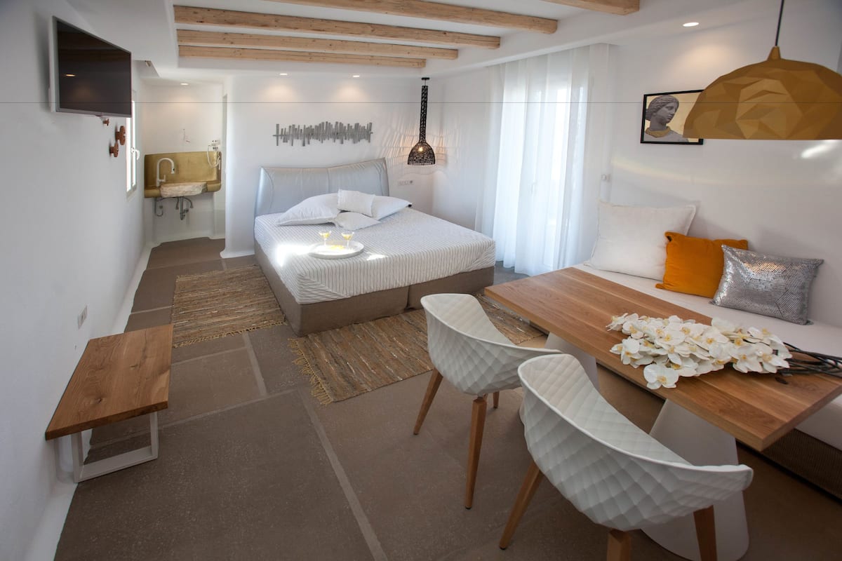 Junior Studio Suite, Sea View | 1 bedroom, minibar, desk, soundproofing