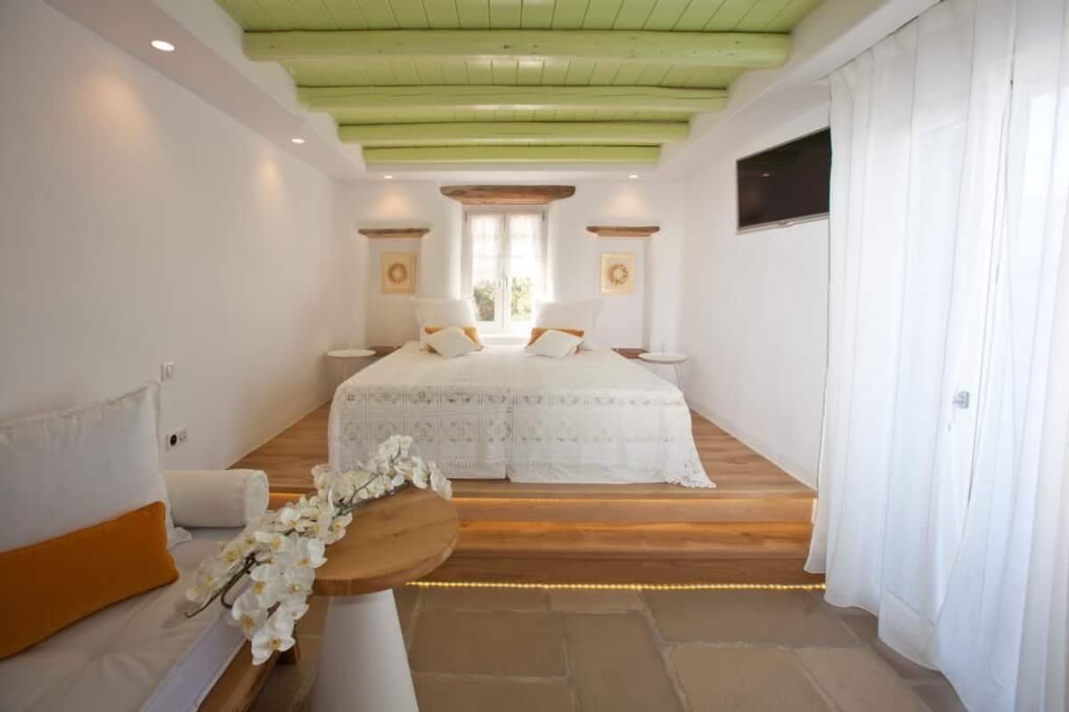 Minibar, bureau, chambres insonorisées, fer et planche à repasser