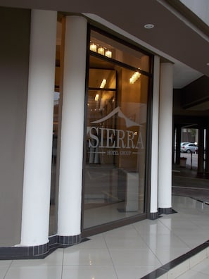 Vista frontal de la propiedad