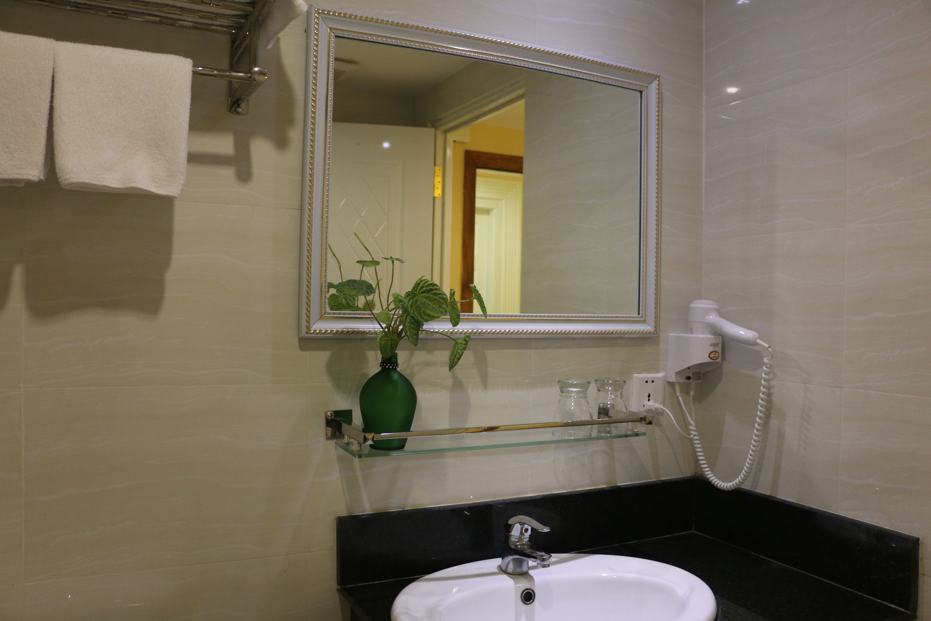 superior twin room | bathroom sink