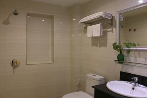 Habitación Deluxe con 2 camas individuales | Baño | Regadera, secadora de cabello, pantuflas, toallas