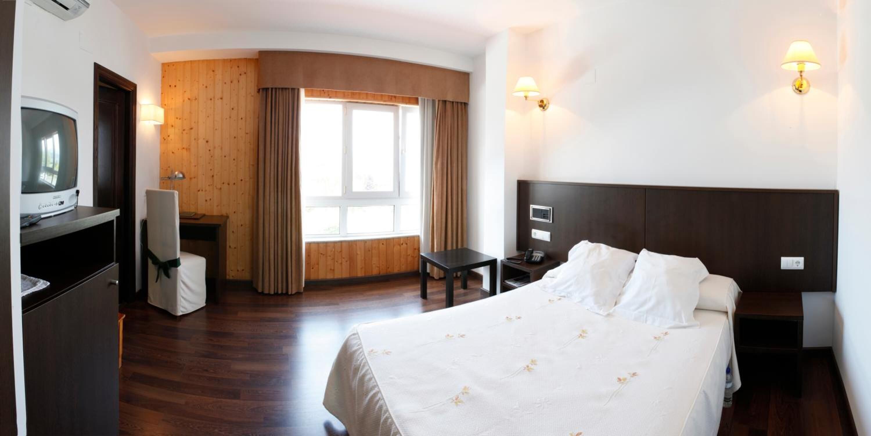 Minibar, blackout drapes, free WiFi