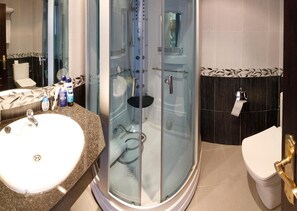 Amenidades de baño gratuitas, secadora de cabello, toallas 