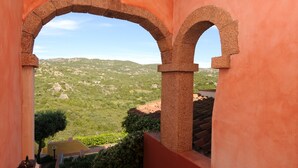 Un balcone con vista su un paesaggio montuoso.