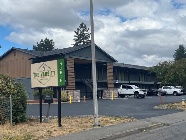 Un edificio con un letrero que dice "The Varsity North", que indica una posada y estudios.
