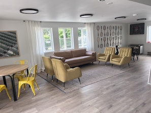 Coin salon dans le hall