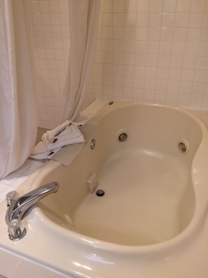 King Room with Spa tub | Jetted tub