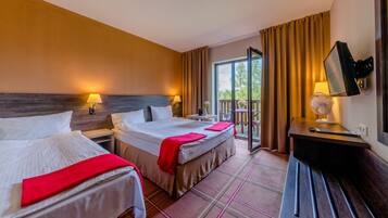 Familienzimmer | Zimmersafe, Schreibtisch, Bügeleisen/Bügelbrett, Babybetten