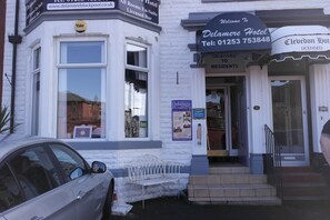 Mặt tiền nơi lưu trú