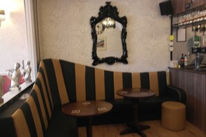 Lounge - Delamere Hotel (Blackpool)