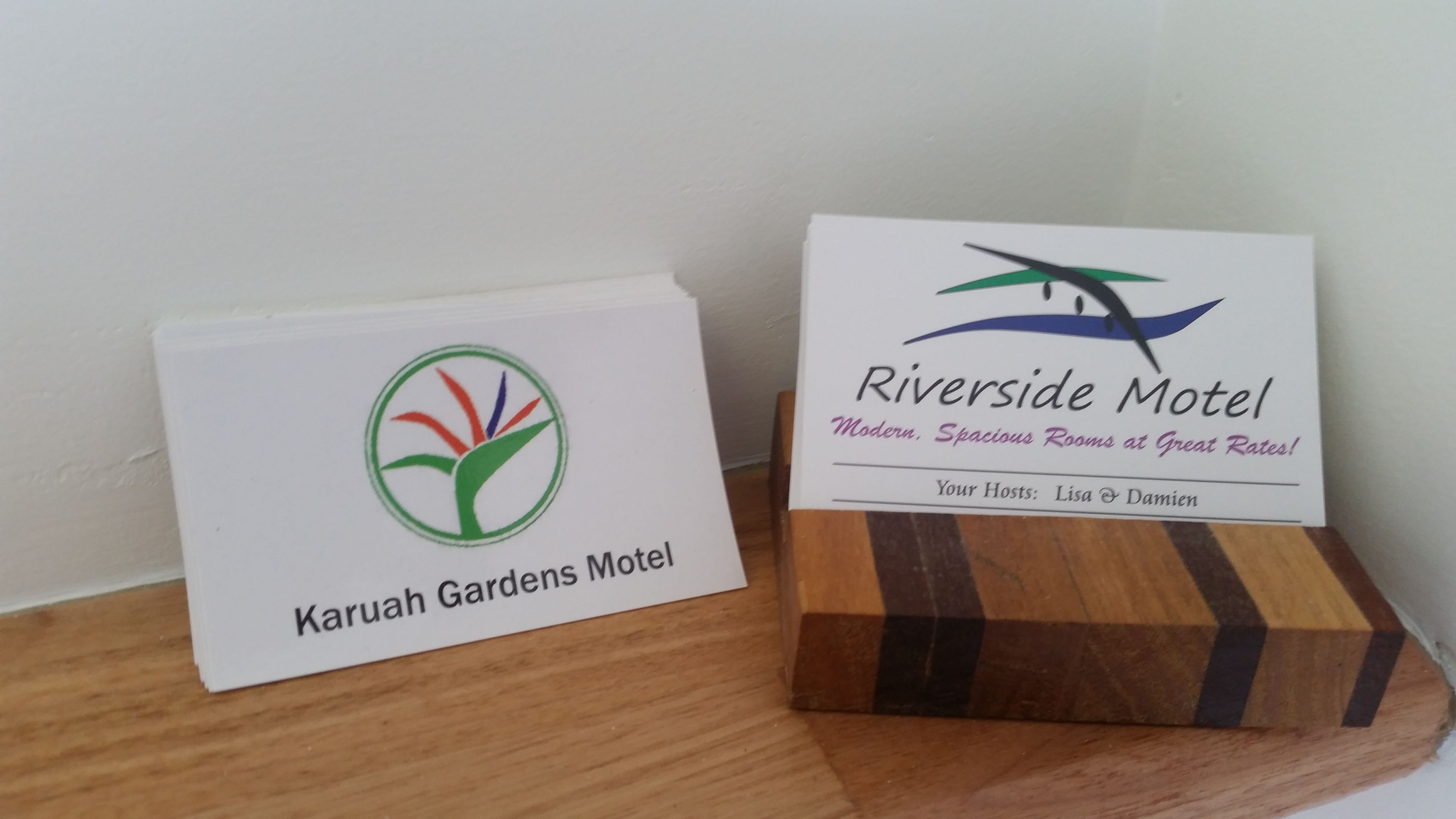 Dos tarjetas de presentación para el Motel Karuah Gardens y el Motel Riverside, cada una con un logotipo y nombre.
