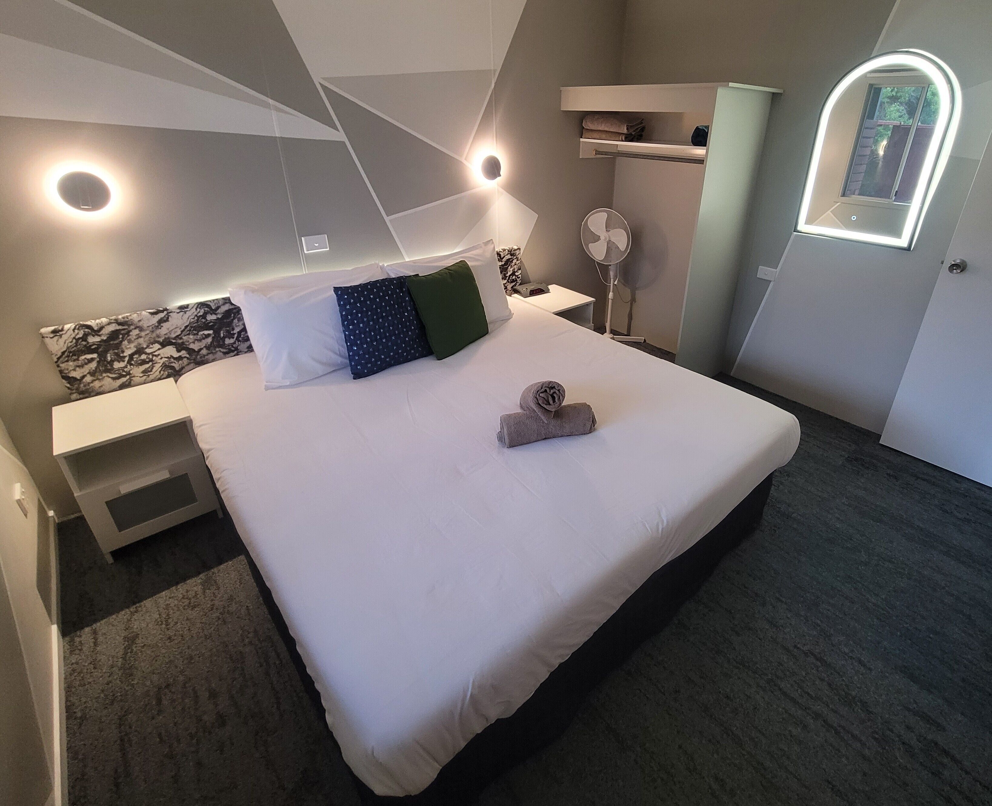 1 habitación, tabla de planchar con plancha y cuna de viaje 