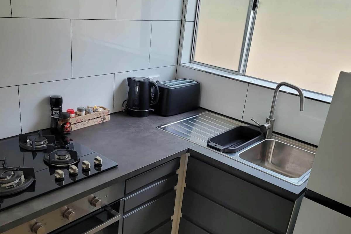 Refrigerador, microondas, horno y parrilla de estufa