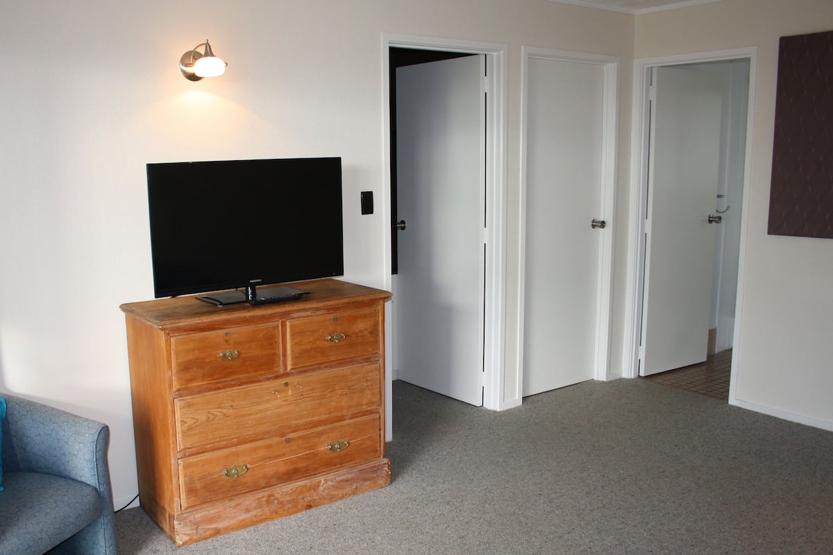 Suite, 2 slaapkamers (Excluding Car Rental) | 1 slaapkamer, een strijkplank/strijkijzer, reisbedje, gratis wifi