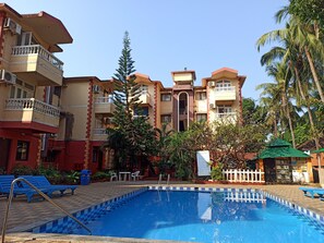 Outdoor pool, pool umbrellas, sun loungers - Resort Park Avenue (Calangute)