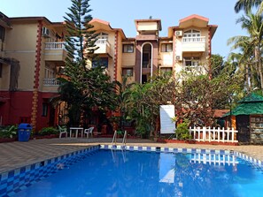 Outdoor pool, pool umbrellas, sun loungers - Resort Park Avenue (Calangute)