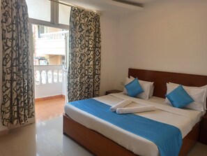Egyptian cotton sheets, premium bedding, Tempur-Pedic beds, desk - Resort Park Avenue (Calangute)