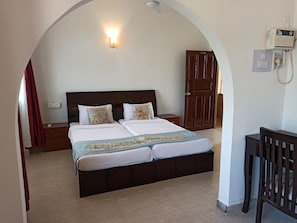 Deluxe Double or Twin Room | Living area