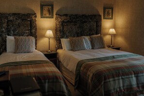 Dreibettzimmer, 1 Schlafzimmer | Hochwertige Bettwaren, individuell dekoriert, individuell eingerichtet