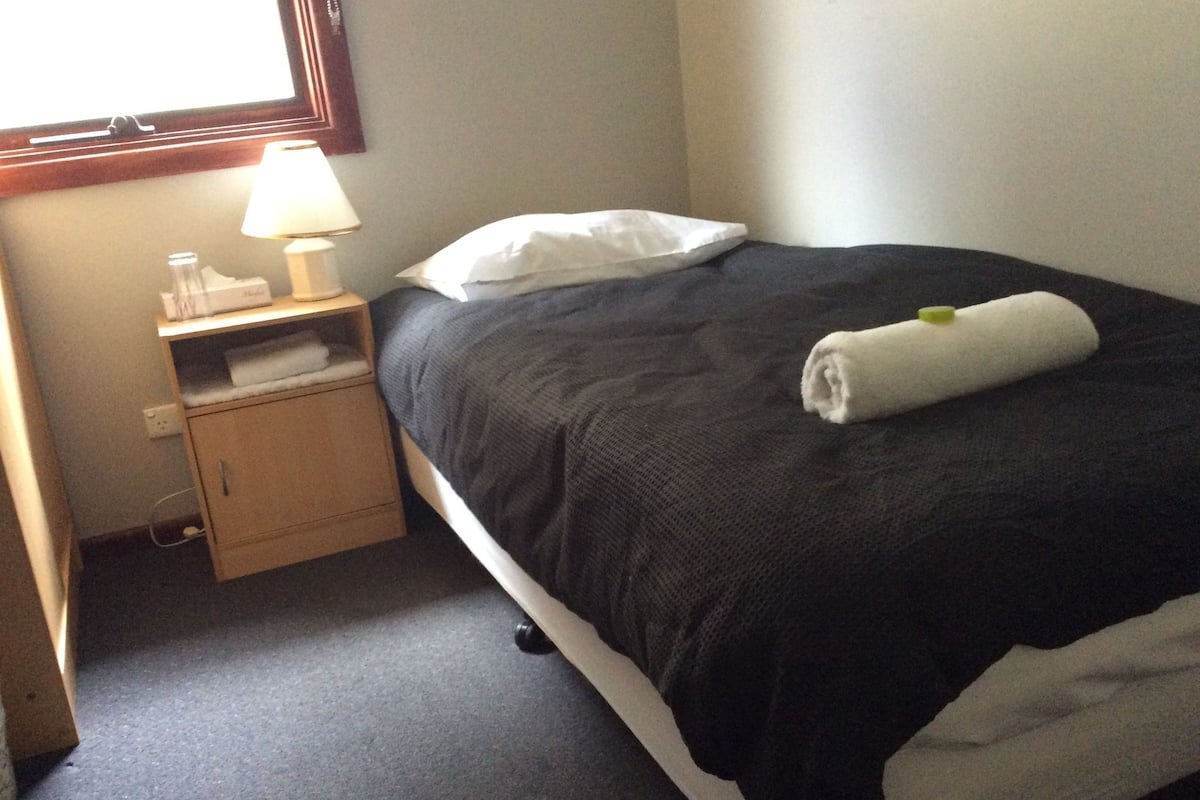Chambre Simple, salle de bains commune | Rideaux occultants, Wi-Fi gratuit, draps fournis