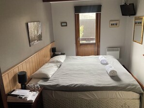 Standard-Doppel- oder -Zweibettzimmer, eigenes Bad | Verdunkelungsvorhänge, kostenloses WLAN, Bettwäsche