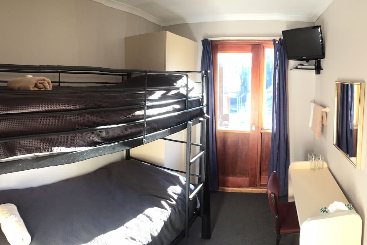 Chambre avec lits jumeaux, salle de bains commune, vue montagne | Rideaux occultants, Wi-Fi gratuit, draps fournis