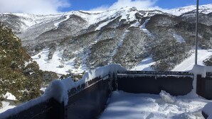Un paisaje montañoso nevado con cielo despejado.