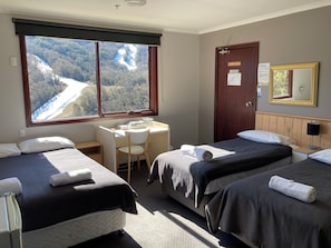 Familienzimmer, eigenes Bad, Bergblick | Blick auf die Berge