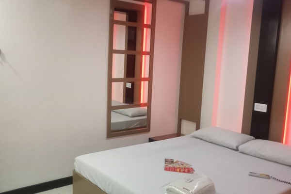 Deluxe Room, 1 Queen Bed | Living area | LCD TV