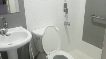 Habitación Deluxe, 1 cama Queen size | Baño | Regadera, regadera tipo lluvia, amenidades de baño gratuitas