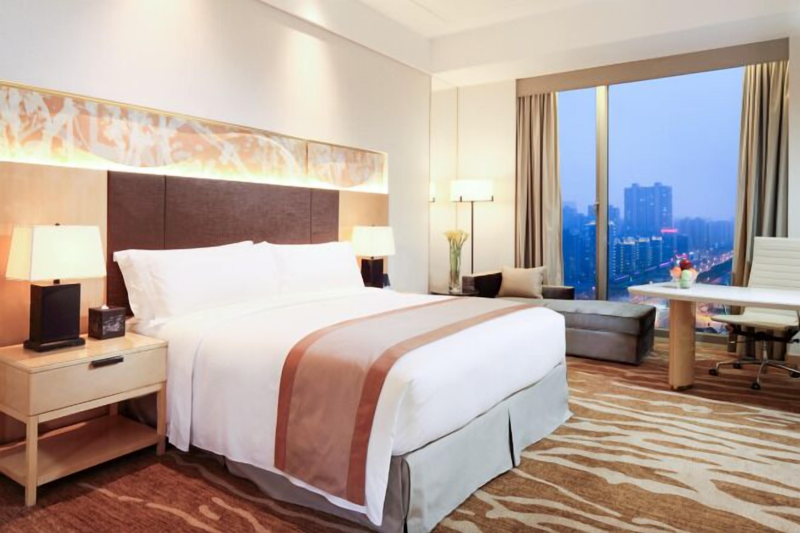 迷你吧、客房内保险箱、办公桌、笔记本电脑工作区